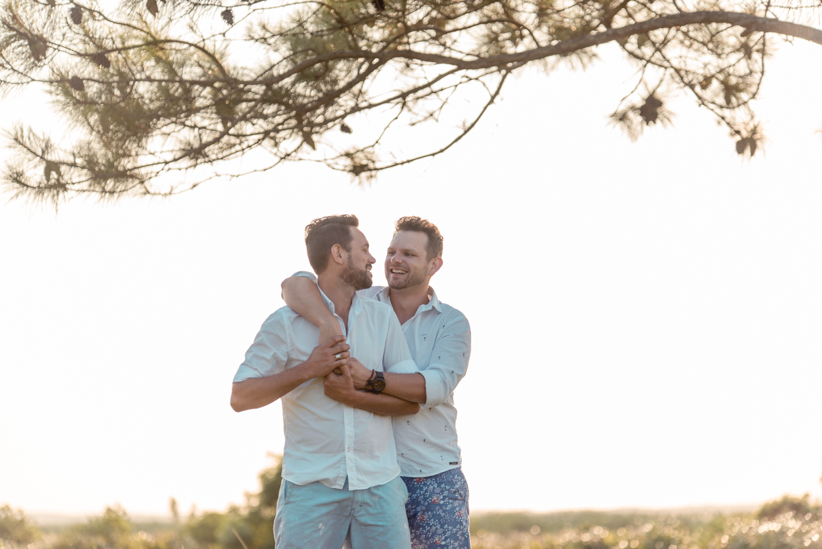 Ensaio casal pré casamento casal se olhando e sorrindo romanticos