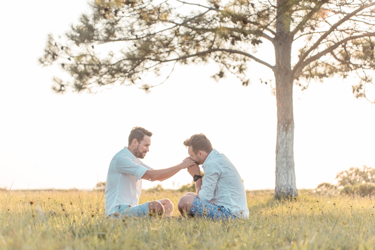 Ensaio casal pré casamento casal se beijando
