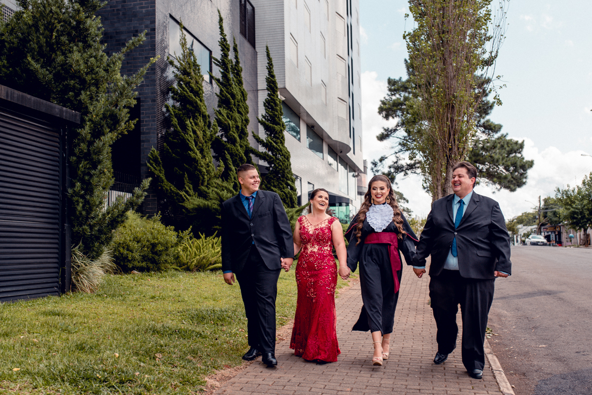Formatura de Odontologia na cidade de Passo Fundo, pela Universidade de Passo Fundo.
Produção maquiagem por @tamiresimaimakeup e cabelo por @samoa_pf, colação de grau em Gran Palazzo.
Recepção e buffet por conta da Churrascaria Planalto.
Ensaio Prix Hotel