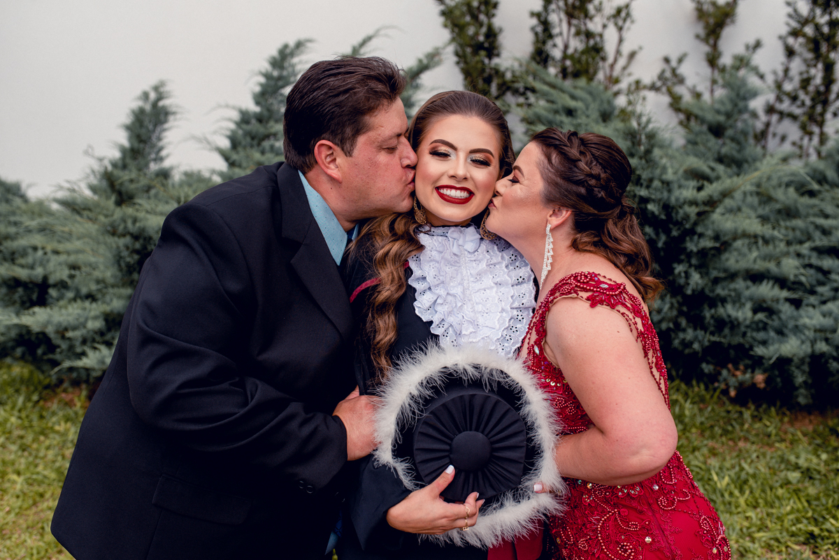 Formatura de Odontologia na cidade de Passo Fundo, pela Universidade de Passo Fundo.
Produção maquiagem por @tamiresimaimakeup e cabelo por @samoa_pf, colação de grau em Gran Palazzo.
Recepção e buffet por conta da Churrascaria Planalto.
Ensaio Prix Hotel