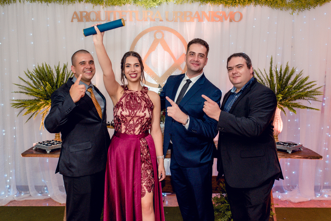 Formatura de Arquitetura na cidade de Santo Ângelo, pela Universidade Regional Integrada de Santo Ângelo/URI.
Produção maquiagem e cabelo por @azevedojo, colação de grau na Praça da Catedral Angelopolitana.
