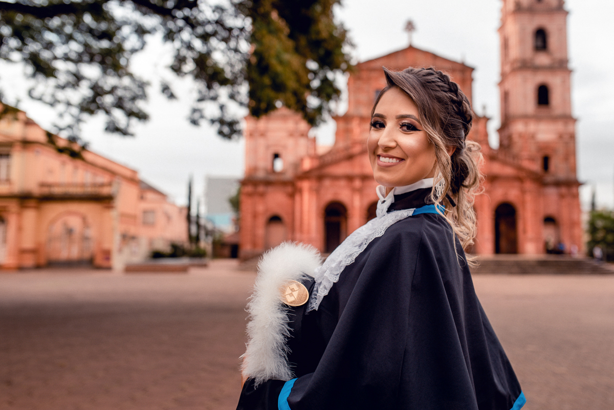 Cíntia formou pela Cnec IESA de Santo Ângelo, colou grau no Clube Gaúcho e seu ensaio de toga realizado na Praça Pinheiro Machado, na Catedral Angelopolitana, ponto turístico da história da Região das Missões.