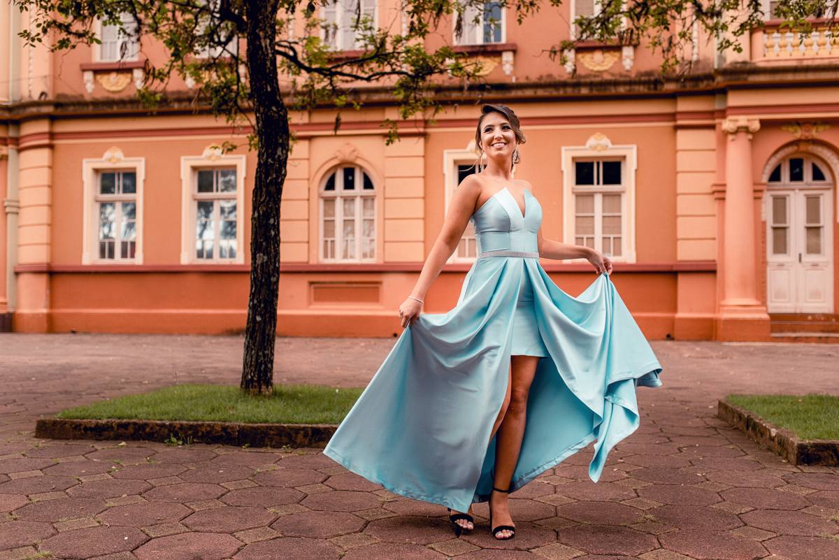 Cíntia formou pela Cnec IESA de Santo Ângelo, colou grau no Clube Gaúcho e seu ensaio de toga realizado na Praça Pinheiro Machado, na Catedral Angelopolitana, ponto turístico da história da Região das Missões.