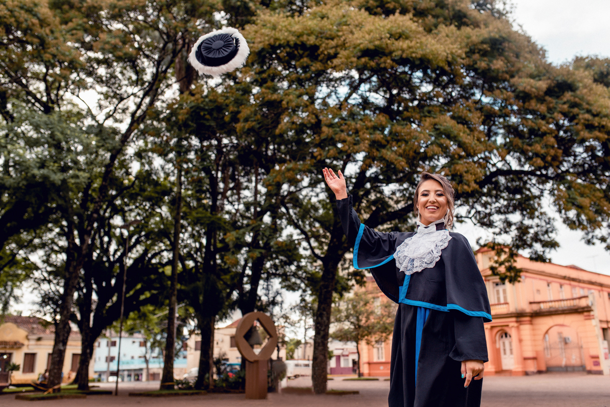 Cíntia formou pela Cnec IESA de Santo Ângelo, colou grau no Clube Gaúcho e seu ensaio de toga realizado na Praça Pinheiro Machado, na Catedral Angelopolitana, ponto turístico da história da Região das Missões.