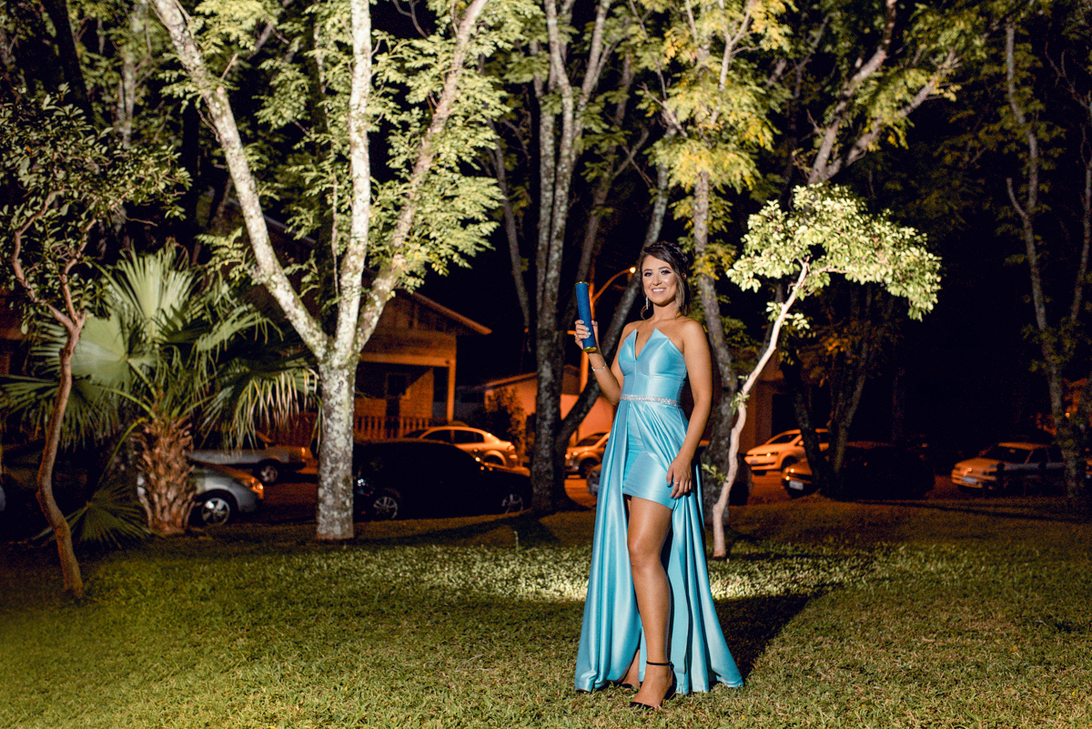 Cíntia formou pela Cnec IESA de Santo Ângelo, colou grau no Clube Gaúcho e seu ensaio de toga realizado na Praça Pinheiro Machado, na Catedral Angelopolitana, ponto turístico da história da Região das Missões.