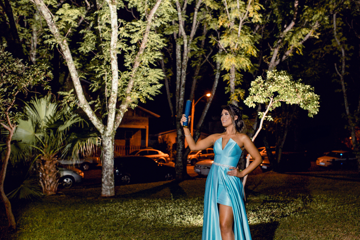 Cíntia formou pela Cnec IESA de Santo Ângelo, colou grau no Clube Gaúcho e seu ensaio de toga realizado na Praça Pinheiro Machado, na Catedral Angelopolitana, ponto turístico da história da Região das Missões.