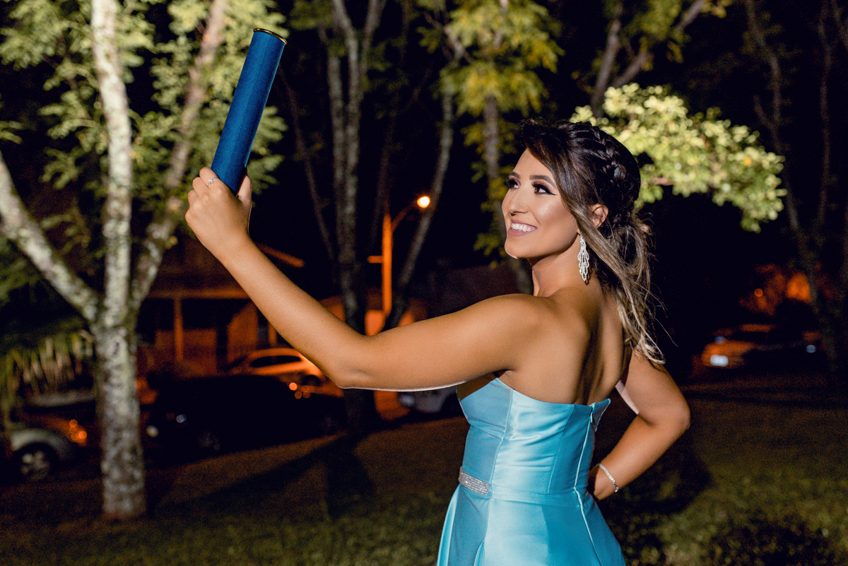 Cíntia formou pela Cnec IESA de Santo Ângelo, colou grau no Clube Gaúcho e seu ensaio de toga realizado na Praça Pinheiro Machado, na Catedral Angelopolitana, ponto turístico da história da Região das Missões.