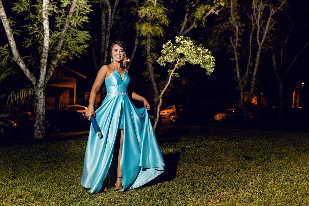 Cíntia formou pela Cnec IESA de Santo Ângelo, colou grau no Clube Gaúcho e seu ensaio de toga realizado na Praça Pinheiro Machado, na Catedral Angelopolitana, ponto turístico da história da Região das Missões.