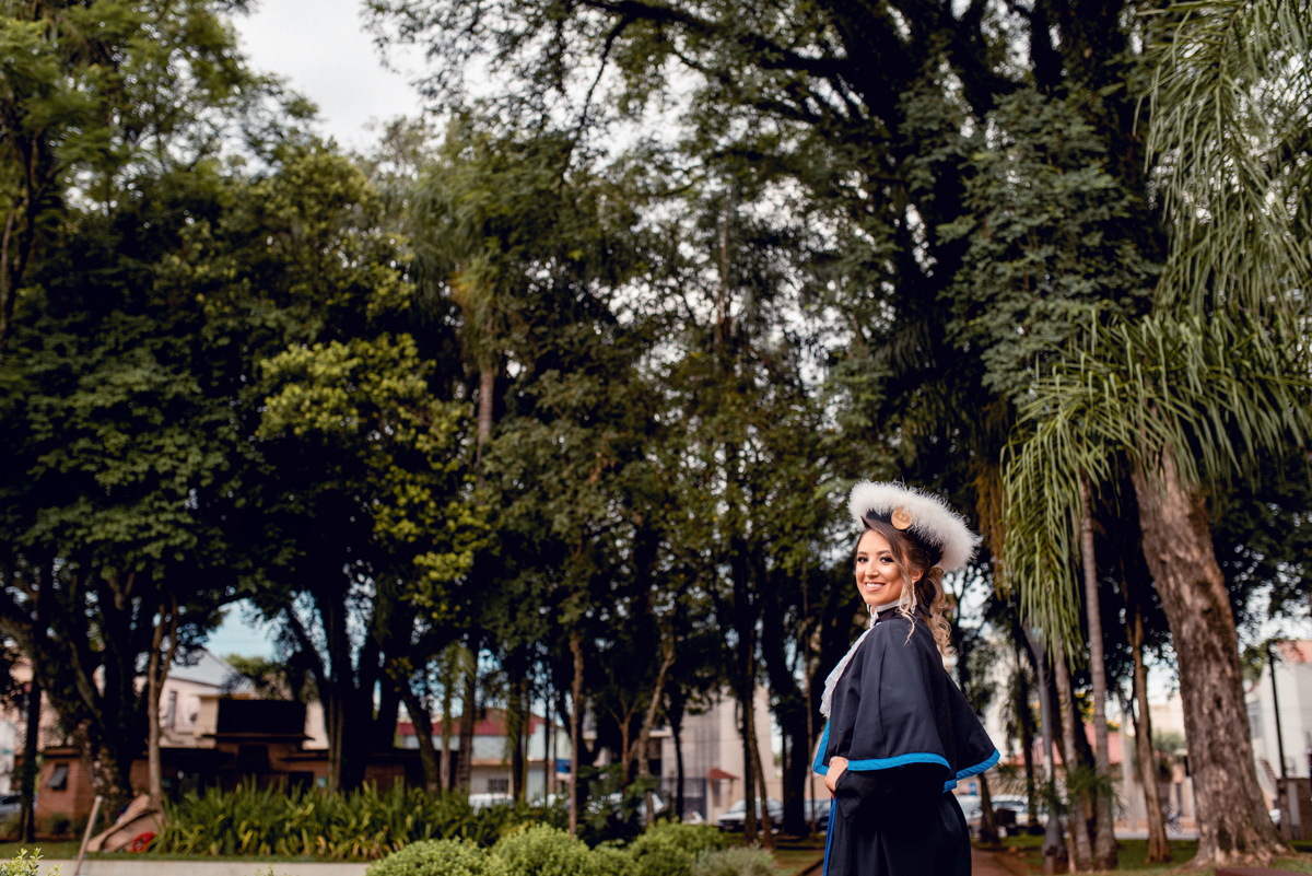 Cíntia formou pela Cnec IESA de Santo Ângelo, colou grau no Clube Gaúcho e seu ensaio de toga realizado na Praça Pinheiro Machado, na Catedral Angelopolitana, ponto turístico da história da Região das Missões.