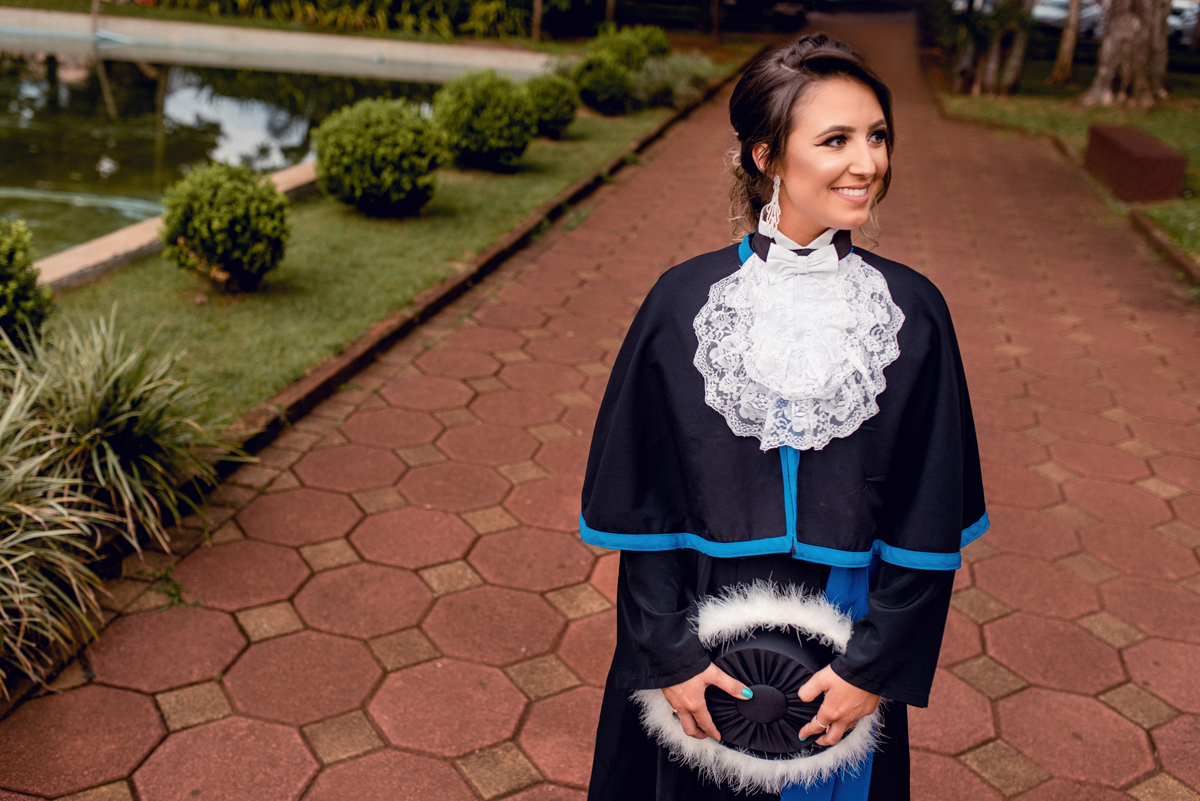 Cíntia formou pela Cnec IESA de Santo Ângelo, colou grau no Clube Gaúcho e seu ensaio de toga realizado na Praça Pinheiro Machado, na Catedral Angelopolitana, ponto turístico da história da Região das Missões.