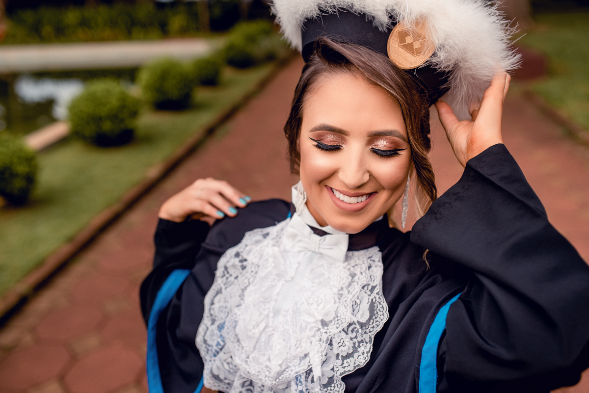 Cíntia formou pela Cnec IESA de Santo Ângelo, colou grau no Clube Gaúcho e seu ensaio de toga realizado na Praça Pinheiro Machado, na Catedral Angelopolitana, ponto turístico da história da Região das Missões.