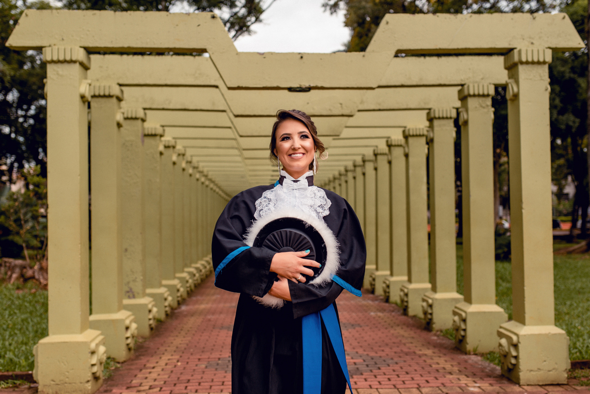 Cíntia formou pela Cnec IESA de Santo Ângelo, colou grau no Clube Gaúcho e seu ensaio de toga realizado na Praça Pinheiro Machado, na Catedral Angelopolitana, ponto turístico da história da Região das Missões.
