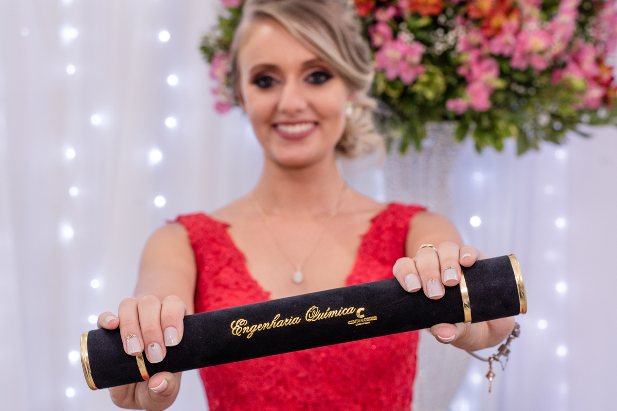 pose formanda sorrindo ensaio formatura recpcao com canudo