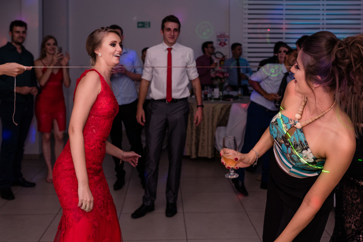 danca da cordinha irmas e formanda animando a festa
