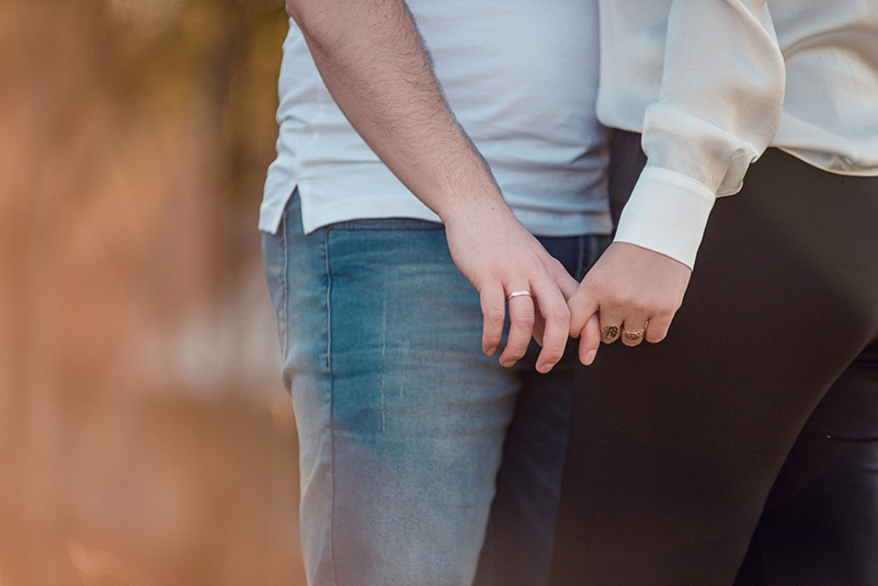 Fotografo-de-casamento-Ensaio-casal-em-casa-lifestyle-dia-dos-namorados-por-marcus-espindola-fotografia-casal-maos-dadas-passeando-Santuário-Nossa-Senhora-de-Schoenstatt-detalhe-maos-dadas