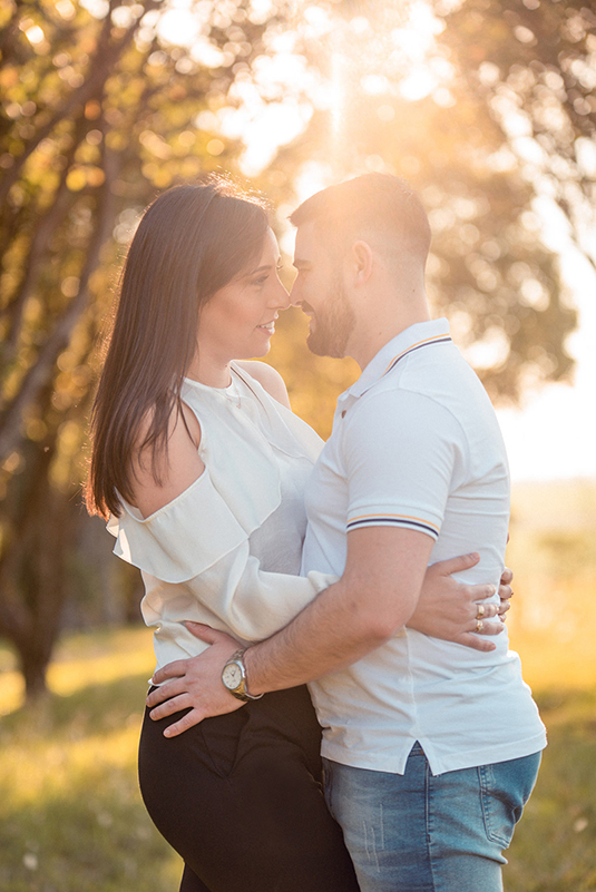 Fotografo-de-casamento-Ensaio-casal-em-casa-lifestyle-dia-dos-namorados-por-marcus-espindola-fotografia-casal-maos-dadas-passeando-Santuário-Nossa-Senhora-de-Schoenstatt-flair-sol-foto-casal-abracado-e-sorrindo
