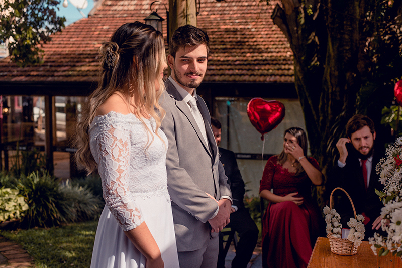 casamento em santo angelo 2020 ao ar livre os noivos se olhando