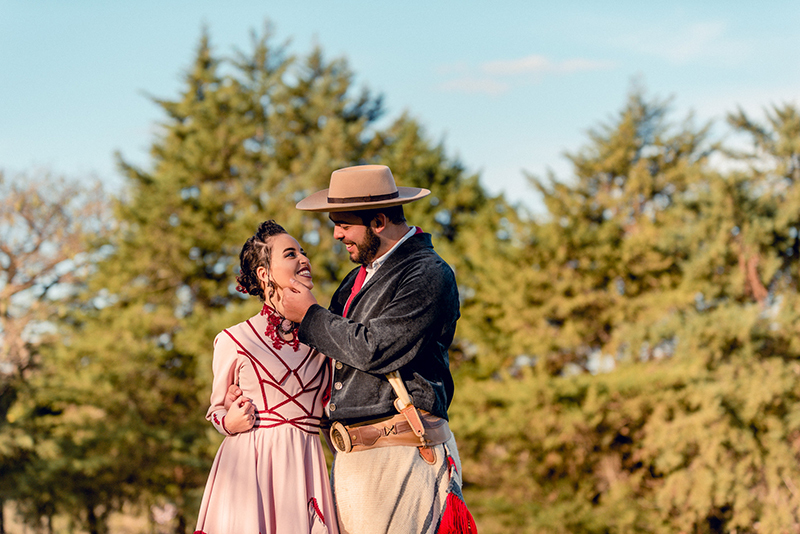 ensaio casal cidade de santo angelo mes setembro semana farroupilha casal pilchado trocando carinho