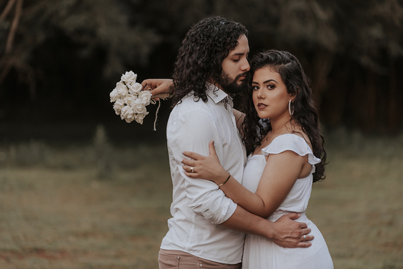 marcus-espindola-fotografia-ensaio-casal-externo-santo-angelo-rs-casal-evangelico-noivos-sorrindo-para-camera-ensaio-pre-casamento