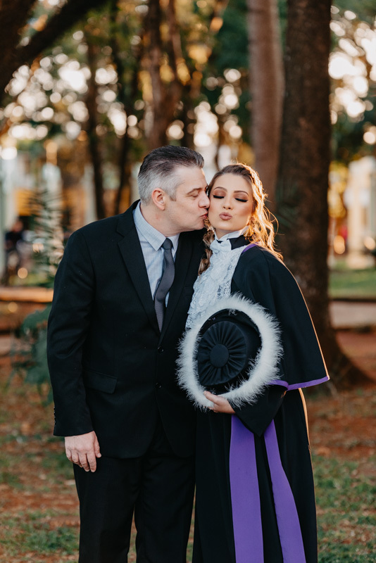 marcus-espindola-fotografia-de-formatura-na-praca-da-catedral-santo-angelo-pedagogia-foto-com-o-pai