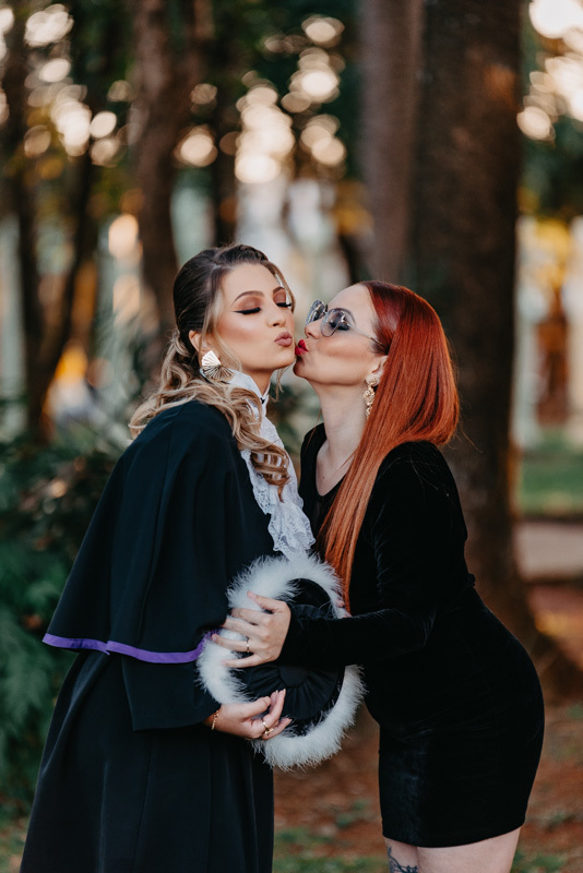 marcus-espindola-fotografia-de-formatura-na-praca-da-catedral-santo-angelo-pedagogia-foto-com-a-mae