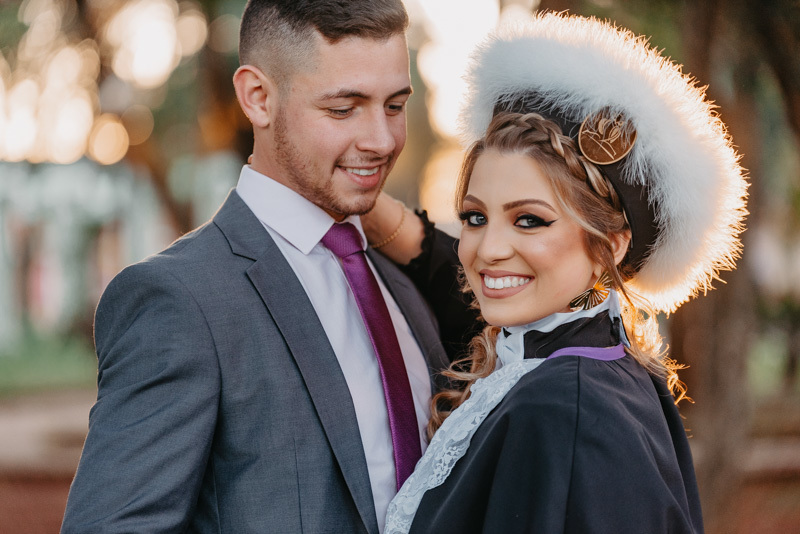 marcus-espindola-fotografia-de-formatura-na-praca-da-catedral-santo-angelo-pedagogia-foto-com-o-namorado