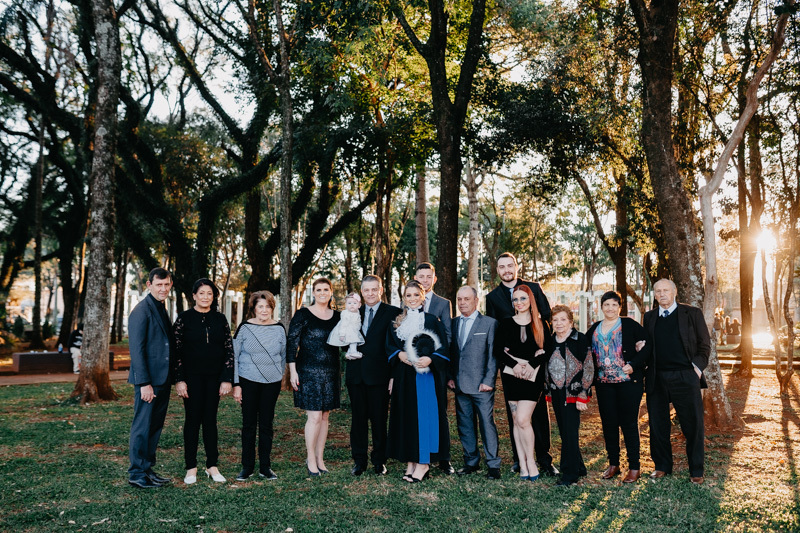 marcus-espindola-fotografia-de-formatura-na-praca-da-catedral-santo-angelo-pedagogia-foto-com-toda-familia