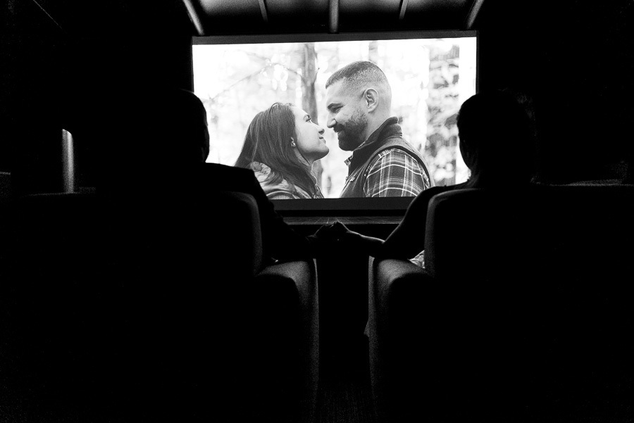 Chico e Cacau assistindo ao vídeo do casamento no cinema exclusivo do Bendito Cacao. Silhueta romântica do casal de mãos dadas vendo suas fotos na tela grande. Uma experiência única e emocionante de destination wedding em Campos do Jordão.