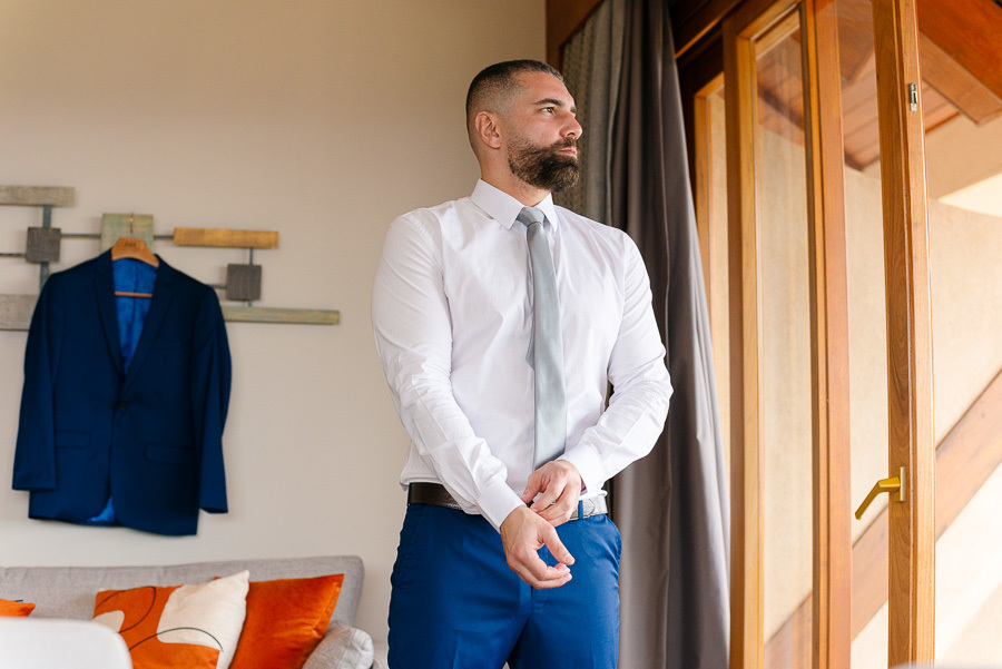 Preparativos do noivo Chico em Campos do Jordão. Um momento de reflexão e elegância no Bendito Cacao, capturado de forma autêntica para contar a história deste casamento único.