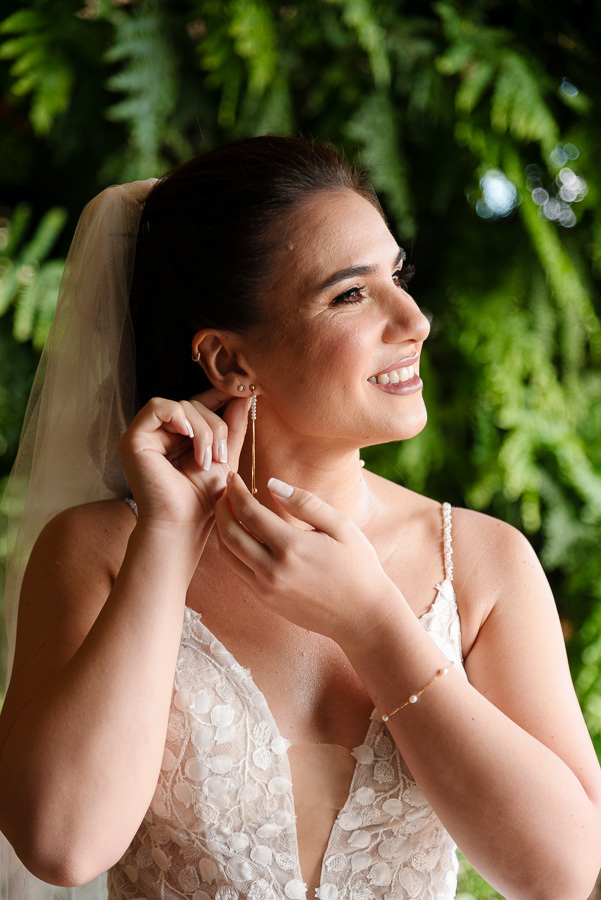 O sorriso que antecede o 'sim'. Cacau nos últimos ajustes do seu making of, emoldurada pela natureza exuberante do Bendito Cacao em Campos do Jordão. São os pequenos detalhes que contam a grande história na fotografia de casamento.