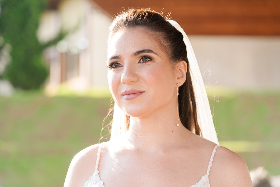 A serenidade e a beleza natural da noiva Cacau, banhada pela luz dourada da serra. Um retrato sofisticado que captura a essência deste casamento íntimo no Bendito Cacao, em Campos do Jordão, focado nos detalhes que emocionam.