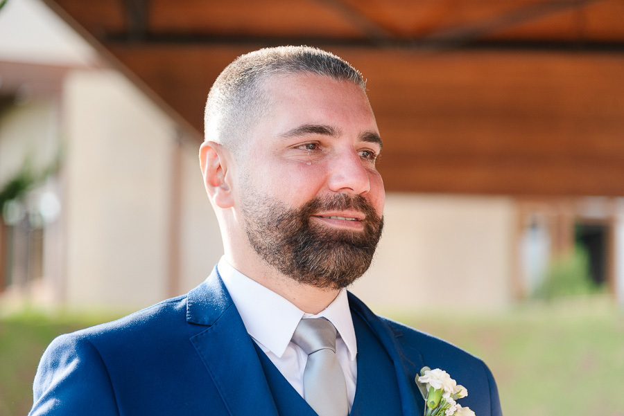 A lágrima que traduz o amor. A emoção incontrolável do noivo Chico durante a cerimônia de seu casamento no Bendito Cacao. Capturar essa verdade é a essência da minha fotografia de casamento em Campos do Jordão.