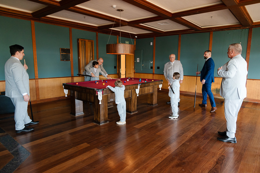 Momentos de descontração antes do 'sim'. Chico aproveita com os padrinhos e família em uma partida de bilhar no sofisticado salão de jogos do Bendito Cacao. A fotografia de casamento em Campos do Jordão registra também essa conexão e alegria genuína.