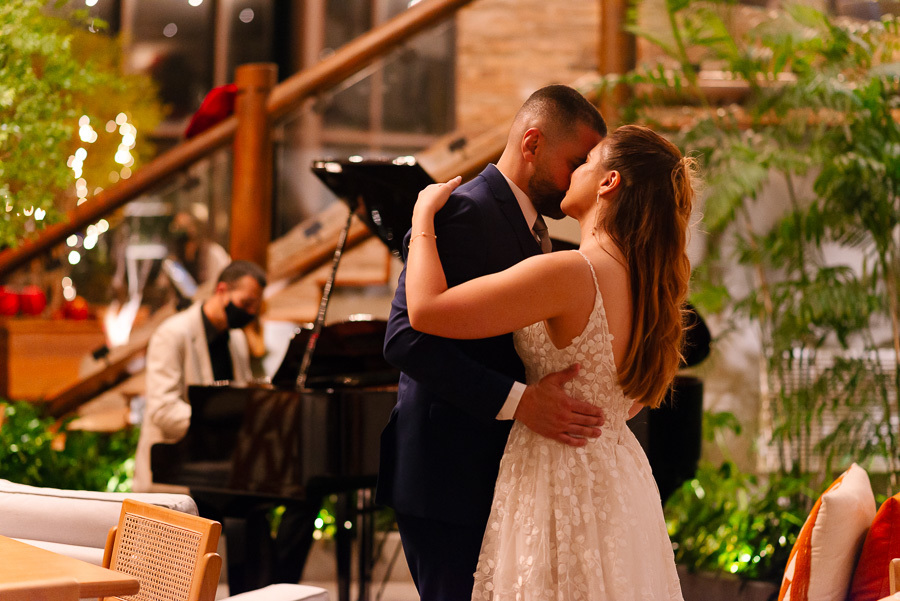 A primeira dança envolta em sofisticação. Chico e Cacau compartilham um beijo apaixonado no ambiente acolhedor e elegante do Bendito Cacao, com música ao vivo ao piano. Um registro inesquecível de um casamento íntimo em Campos do Jordão.