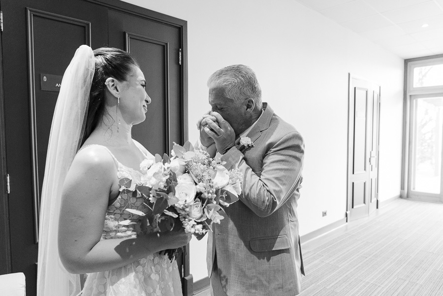 A bênção silenciosa. Um momento de puro amor e emoção entre Cacau e seu pai, antes da cerimônia. Fotografia de casamento em preto e branco no Bendito Cacao, em Campos do Jordão, que eterniza as conexões familiares mais verdadeiras.