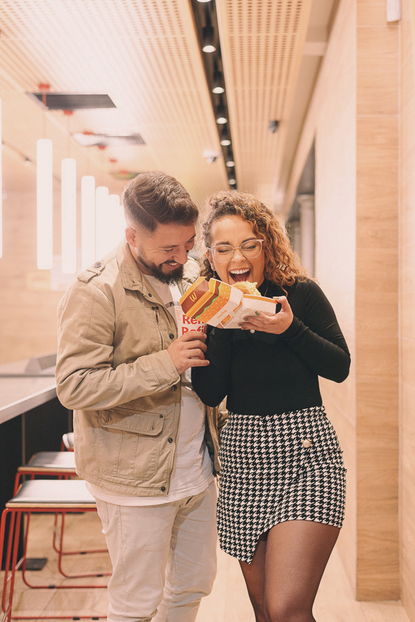 Fotos espontâneas de casal no Méqui 1000 da Avenida Paulista: noivos comendo lanche e se divertindo no McDonald's