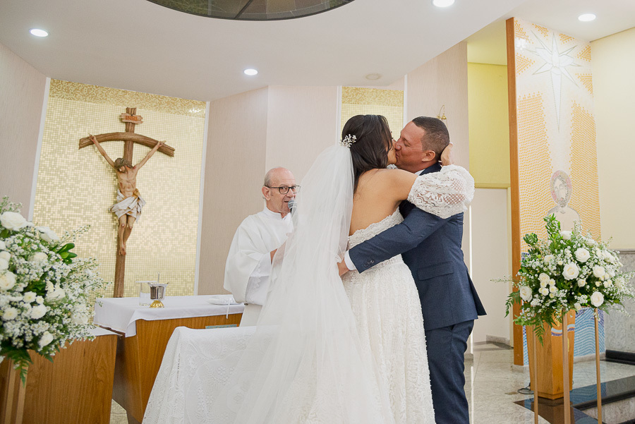 O primeiro beijo como marido e mulher! Selando o amor no altar da Paróquia Espírito Santo, em São José dos Campos. A alegria do casal é contagiante.