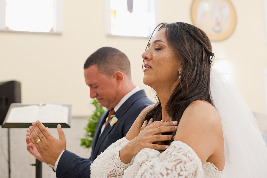 Quando as palavras faltam, a emoção fala. Noiva tocada pela cerimônia na Paróquia Espírito Santo em SJC. Registro sensível de sentimentos reais no grande dia.