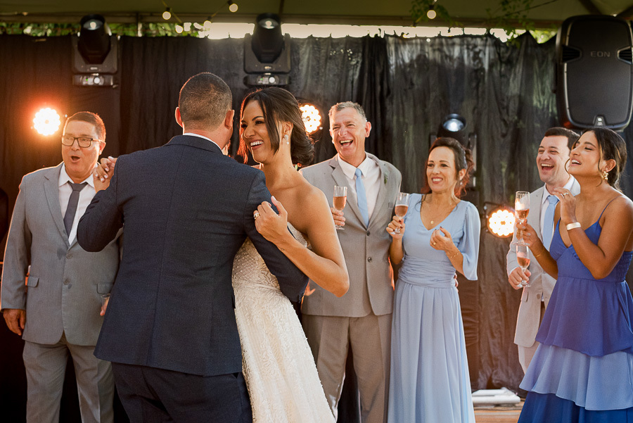 Alegria pura! Os recém-casados abrem a pista de dança na festa no Recanto Serimbura, cercados pelos sorrisos e a felicidade dos amigos e familiares.