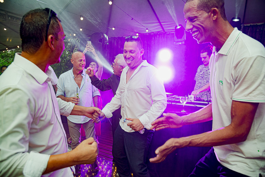 A festa no Recanto Serimbura bombou! O noivo se diverte na pista de dança com os amigos, celebrando este dia inesquecível com muita animação.