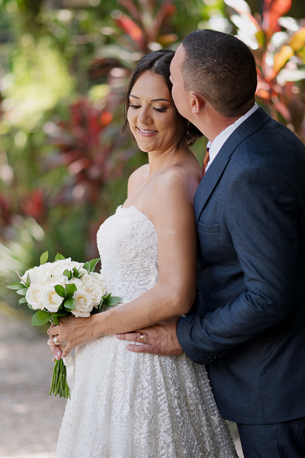 O carinho de recém-casados. O noivo beija a noiva em um momento de intimidade e conexão após o 