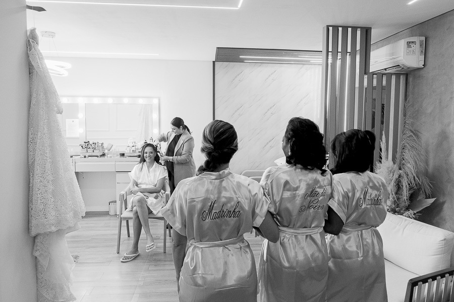O time da noiva! Em preto e branco, as madrinhas acompanham a preparação da amiga com olhares atentos. Registro documental e afetivo do dia da noiva em São José dos Campos.