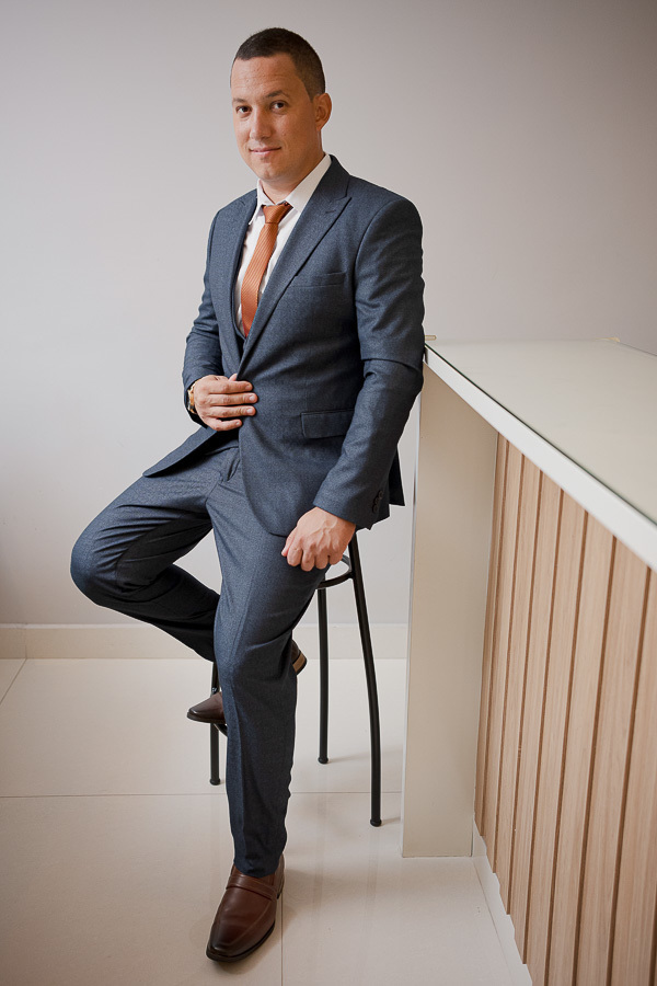 Estilo e elegância masculina. Detalhes do terno azul com gravata terracota: a escolha perfeita para o noivo moderno. Making of repleto de personalidade antes do 