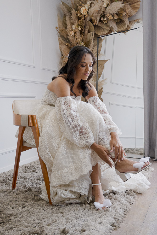 Pronta para brilhar! O caimento perfeito do vestido de noiva strapless (sem alças), unindo conforto e glamour para aproveitar a festa no Recanto Serimbura até o último minuto.