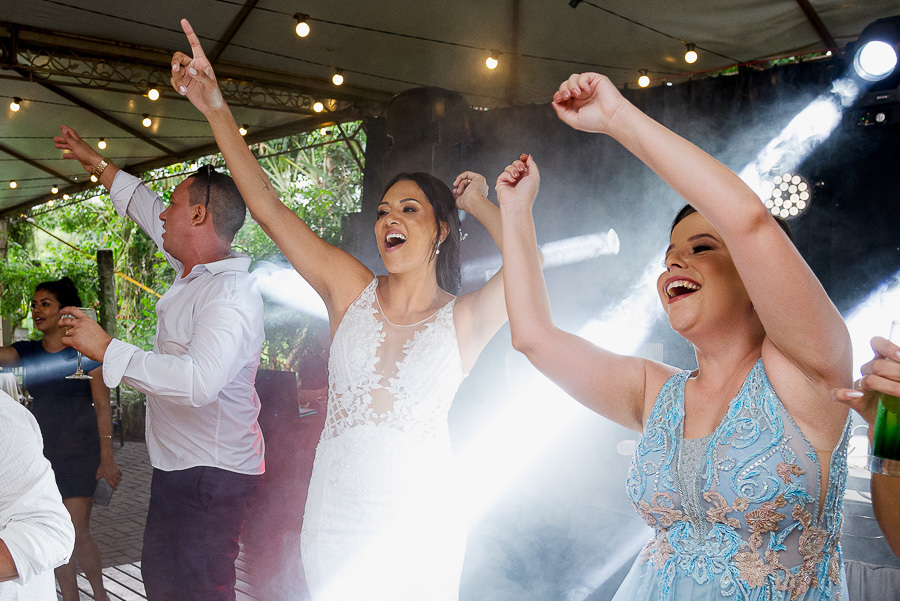 A pista é dela! A noiva se joga na dança e canta junto, curtindo cada batida da festa no Recanto Serimbura. A alegria espontânea e contagiante que torna este casamento em SJC inesquecível.