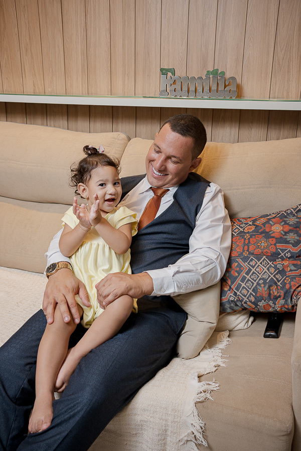 Amor de pai no making of. O noivo relaxa e sorri com sua pequena antes da cerimônia. Momentos espontâneos e cheios de ternura que antecedem o grande dia em SJC.