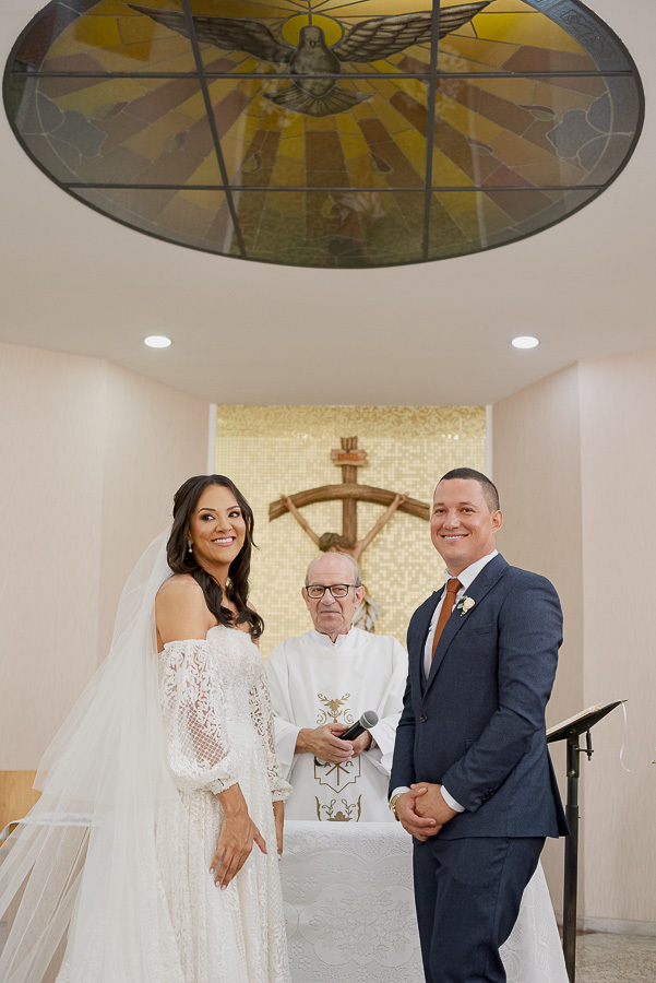 O coração dispara! O sorriso em meio às lágrimas da noiva ao ver sua filha entrando na igreja. A maquiagem perfeita e o penteado semi-preso realçam a beleza deste momento único.