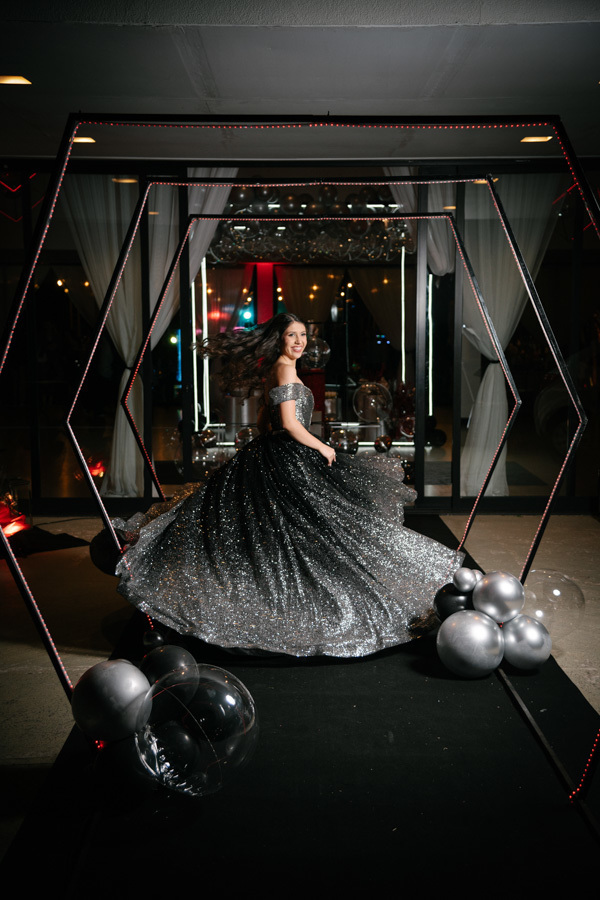 Fotografia artística no Espaço JK Jacareí! Um clique criativo da debutante no túnel de luzes 