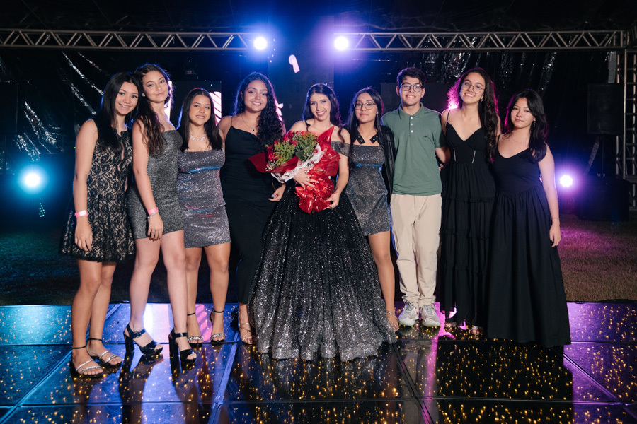 A festa não para no Espaço JK em Jacareí! Debutante e amigas dominam a pista com bastões de LED. A energia da balada registrada em uma noite inesquecível de 15 anos.