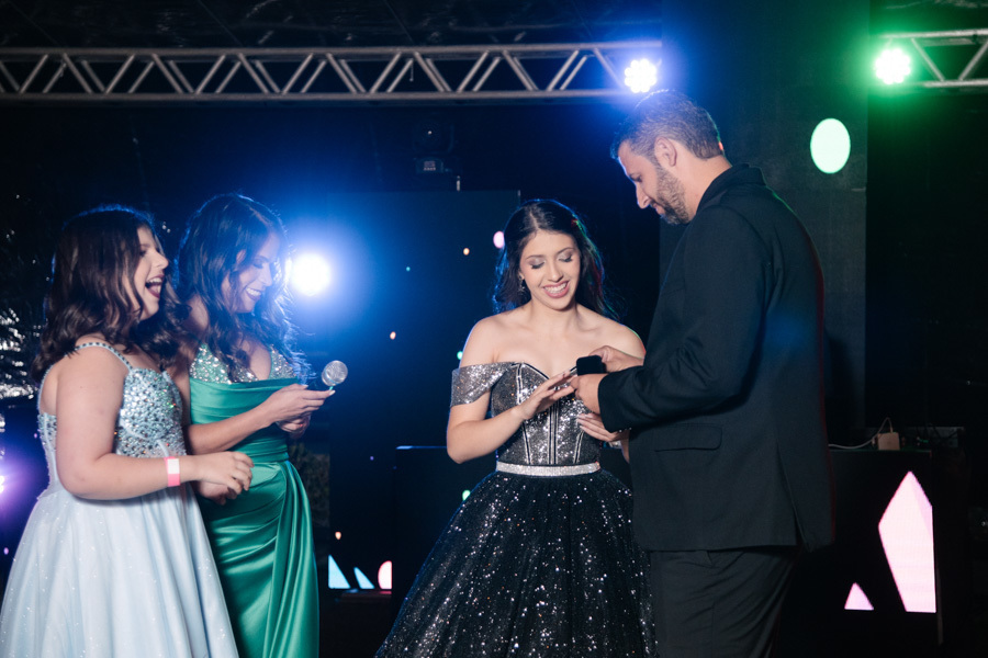 A alegria contagiante da aniversariante na pista de dança! Um registro espontâneo e vibrante, capturando a energia única de uma festa de 15 anos inesquecível.